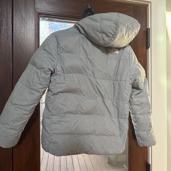 LIGHT GREY NORTH FACE 550 YOUTH  puffer COAT - Picture 5 of 13